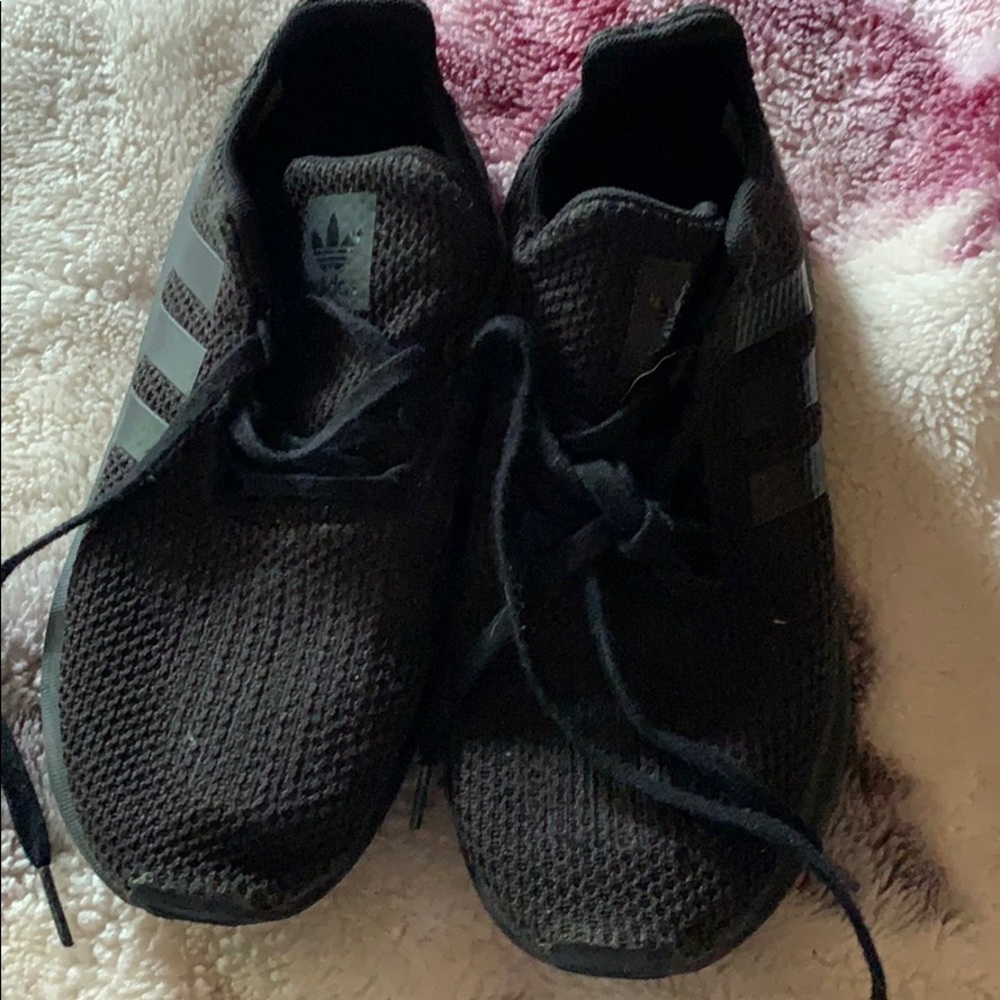 Adidas tenis shoes (kids)